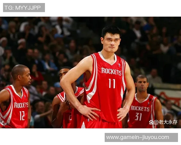 姚明在赛场上展现精彩发球技巧引发全场欢呼的瞬间