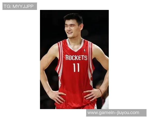 姚明双手盖帽瞬间展现篮球巨星风采震撼全场观众的精彩时刻